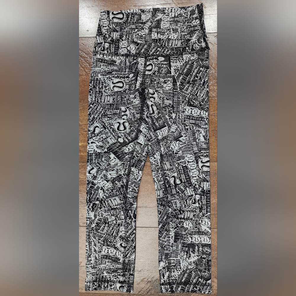 Lululemon Graphic Wunder Train HR Crop 21", Size 4